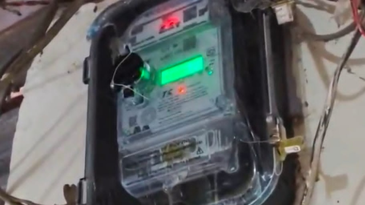 A big game in the name of smart meters! Meters are being fitted without cables in Vindhamganj, while Dudhiya benefits – is it a crime to be a backward area?