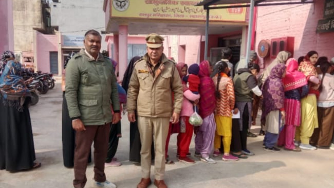 Anti Romeo team under the leadership of Police Station in-charge Radheshyam Yadav, Mission Shakti under the leadership of SI Devendra Singh