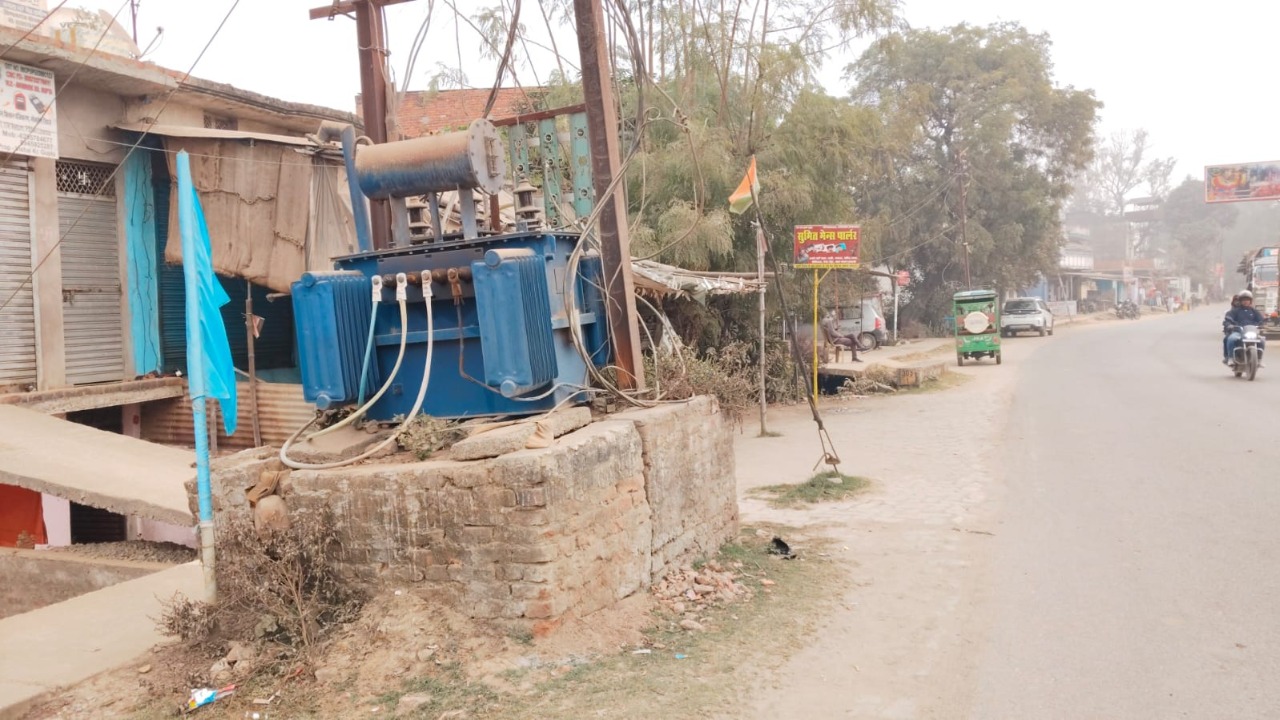 Transformer inviting death: Gross negligence of the electricity department on NH-39, a major accident can happen anytime.