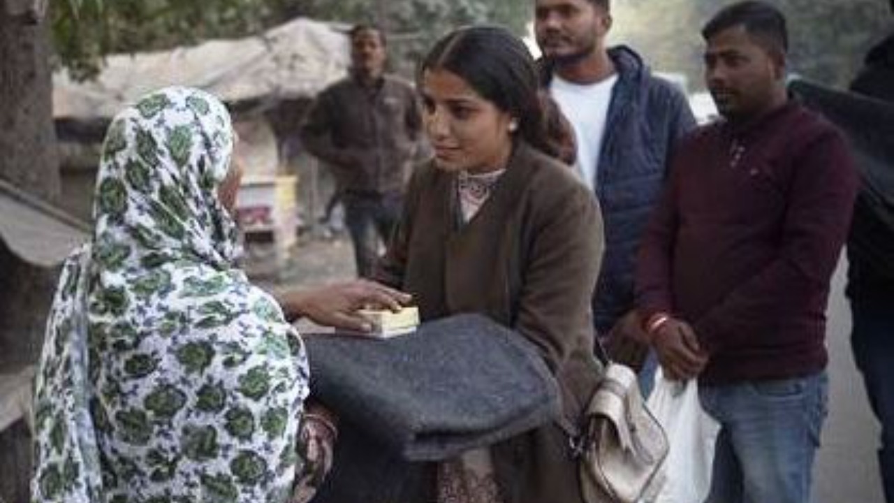 Social worker Aakhya Singh distributed blankets and sweets to the needy on New Year's Day.