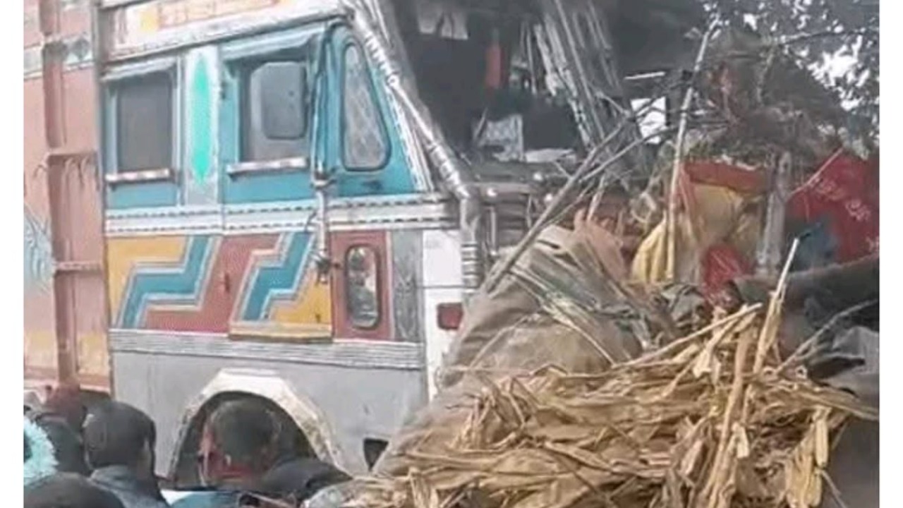 Uncontrolled truck wreaks havoc in Nawabganj, youth seriously injured after ramming into a footpath shop