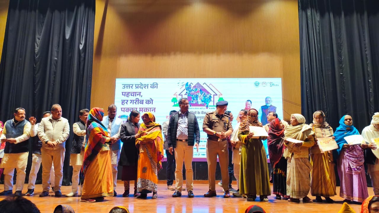 Chief Minister Yogi Adityanath transferred a grant of Rs 2,000 crore directly into the bank accounts of 02 lakh beneficiaries under Pradhan Mantri Awas Yojana-Urban 2.0.