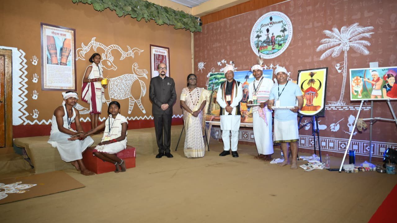 President Smt. Draupadi Murmu visited the grand exhibition based on tribal traditions and culture.