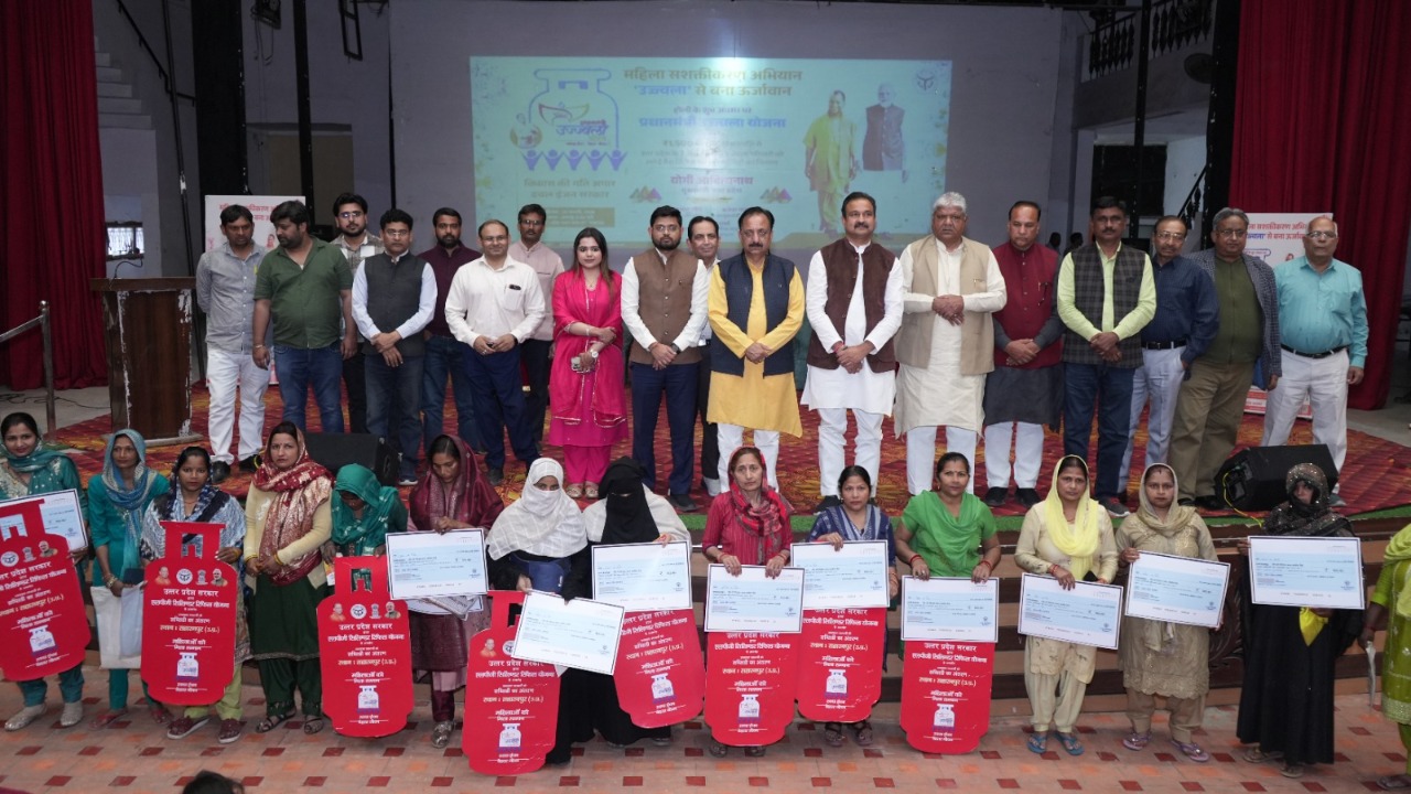 The Chief Minister distributed free LPG cylinder refill subsidy worth Rs 1500 crore to 1.86 crore families under the Ujjwala Yojana in Lucknow.