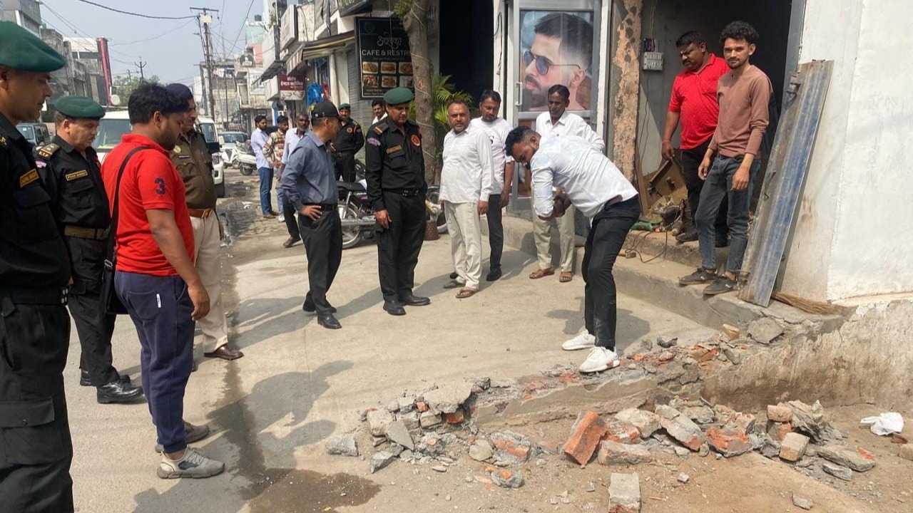 Encroachment of 50 shops removed, eight thousand rupees fine collected